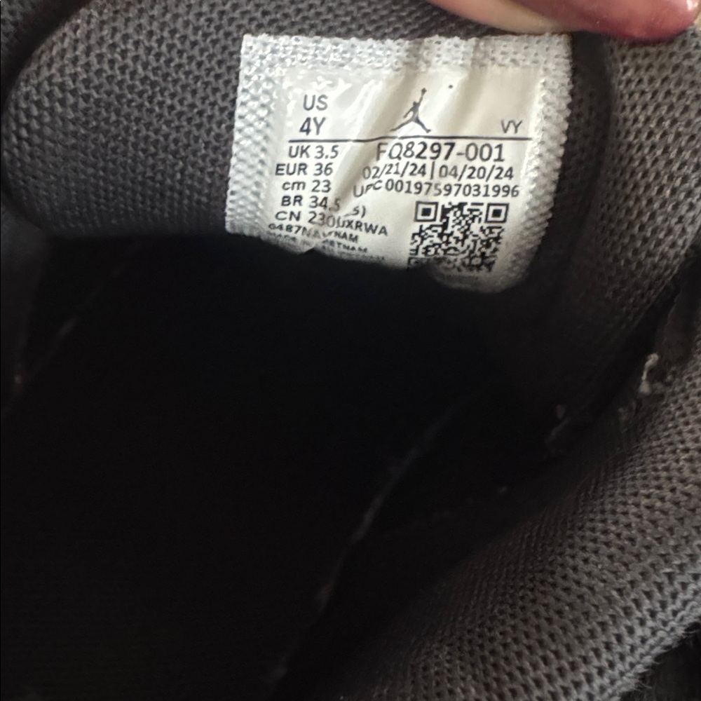 Boys Black Jordan’s - Picture 7 of 8